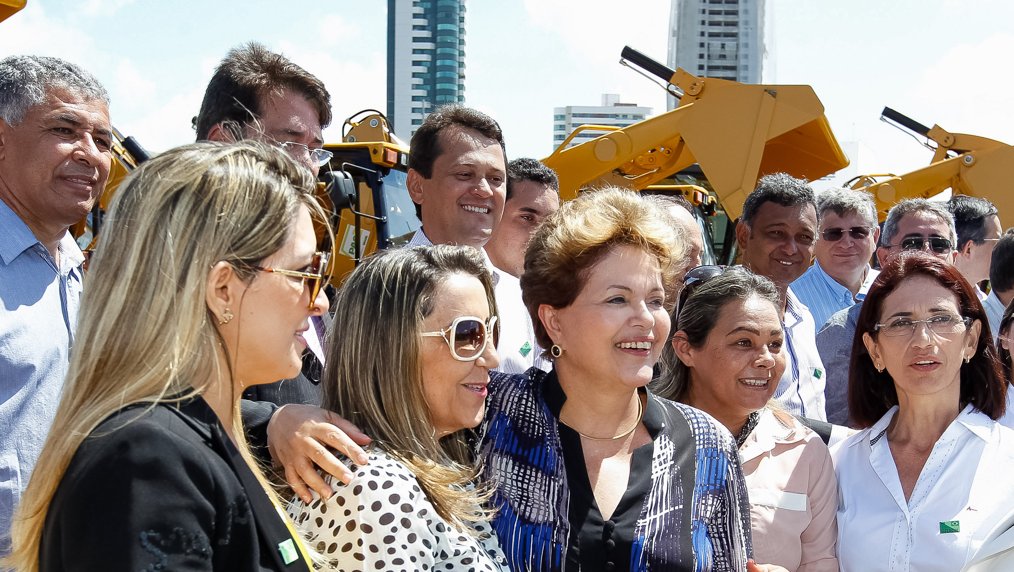 Presidenta Dilma Rousseff durante a cerimônia de assinatura de atos e entrega de 101 máquinas retroescavadeiras e 70 máquinas motoniveladoras a municípios do estado do Rio Grande do Norte. Natal - RN, 03/06/2013