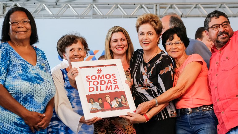 Presidenta Dilma Rousseff posa para foto com as senhoras Dilma Quintanilha Amaral, Dilma da Silva Teixeira, Dilma Guizarra e Dilma Mendes dos Santos, “  As Dilmas  “,  durante cerimônia de entrega de 2.932 unidades habitacionais, dos residenciais Carlos Marighella e Carlos Alberto Soares de Freitas, do Programa Minha Casa Minha Vida. Itaipuaçu-RJ, 31/07/2015