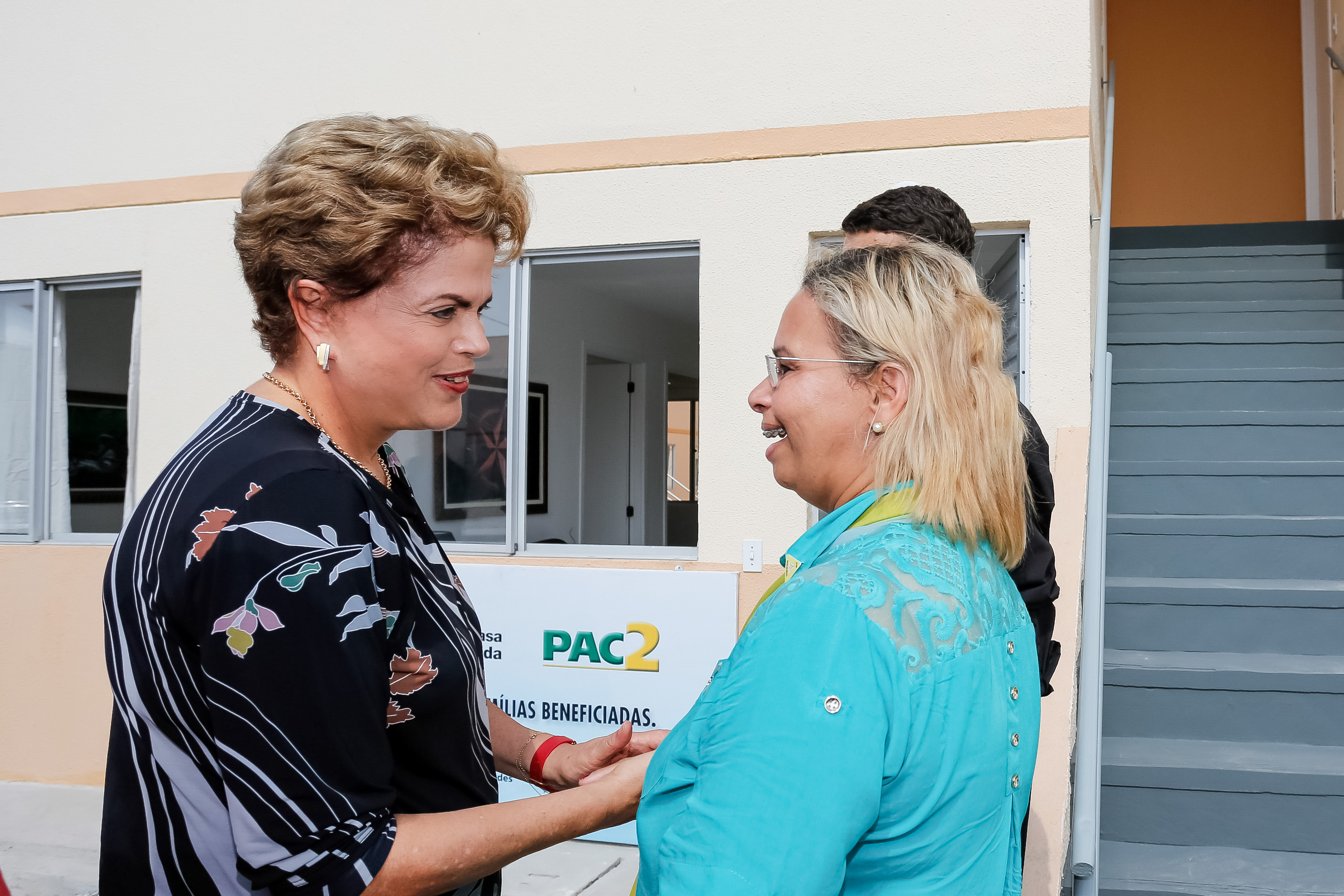 Presidenta Dilma Rousseff cumprimenta a senhora  Cátia Rodrigues, contemplada no Programa Minha Casa Minha Vida, dos residenciais Carlos Marighella e Carlos Alberto Soares de Freitas. Itaipuaçu-RJ, 31/07/2015