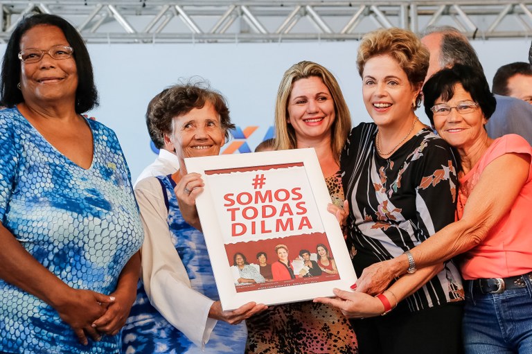 Presidenta Dilma Rousseff posa para foto com as senhoras Dilma Quintanilha Amaral, Dilma da Silva Teixeira, Dilma Guizarra e Dilma Mendes dos Santos, "As Dilmas",  na entrega de 2.932 unidades habitacionais, dos residenciais Carlos Marighella e Carlos Alberto Soares de Freitas, do Programa Minha Casa Minha Vida. Itaipuaçu-RJ, 31/07/2015