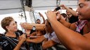 Presidenta Dilma Rousseff cumprimenta populares durante cerimônia de entrega de 2.932 unidades habitacionais, dos residenciais Carlos Marighella e Carlos Alberto Soares de Freitas, do Programa Minha Casa Minha Vida. Itaipuaçu-RJ, 31/07/2015