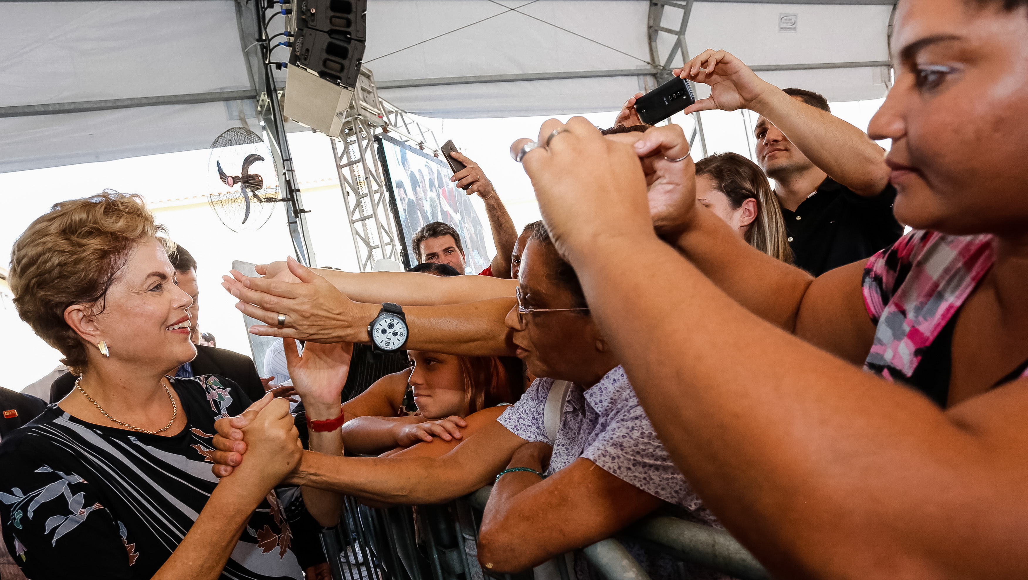 Presidenta Dilma Rousseff cumprimenta populares durante cerimônia de entrega de 2.932 unidades habitacionais, dos residenciais Carlos Marighella e Carlos Alberto Soares de Freitas, do Programa Minha Casa Minha Vida. Itaipuaçu-RJ, 31/07/2015