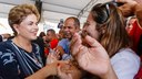  Presidenta Dilma Rousseff cumprimenta populares durante cerimônia de entrega de 2.932 unidades habitacionais, dos residenciais Carlos Marighella e Carlos Alberto Soares de Freitas, do Programa Minha Casa Minha Vida. Itaipuaçu-RJ, 31/07/2015