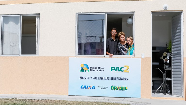 Presidenta Dilma Rousseff durante cerimônia de entrega de 2.932 unidades habitacionais dos Residenciais Carlos Marighella e Carlos Alberto Soares de Freitas, do Programa Minha Casa Minha Vida. Maricá-RJ, 31/07/2015