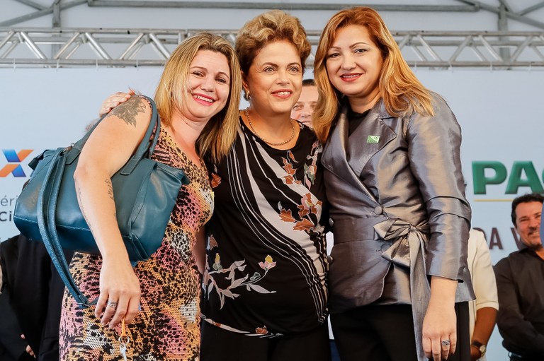 Presidenta Dilma Rousseff durante entrega das chaves de unidade habitacional à senhora Dilma Guizarra da Silveira  e família, contemplada do Programa Minha Casa Minha Vida, dos residenciais Carlos Marighella e Carlos Alberto Soares de Freitas. Itaipuaçu-RJ, 31/07/2015
