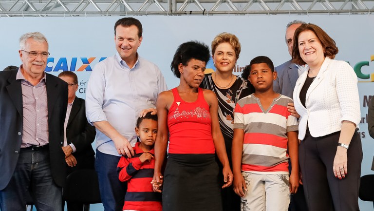  Presidenta Dilma Rousseff durante entrega das chaves de unidade habitacional à senhora Adriana Oliveira Atanázio e família, contemplada do Programa Minha Casa Minha Vida, dos residenciais Carlos Marighella e Carlos Alberto Soares de Freitas. Itaipuaçu-RJ, 31/07/2015