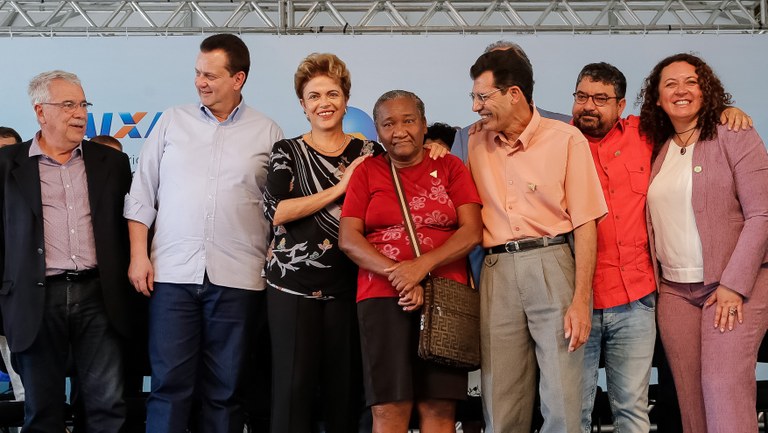  Presidenta Dilma Rousseff durante entrega das chaves de unidade habitacional à senhora Domingas Pereira e família, contemplada do Programa Minha Casa Minha Vida, dos residenciais Carlos Marighella e Carlos Alberto Soares de Freitas. Itaipuaçu-RJ, 31/07/2015