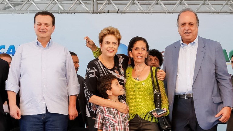Presidenta Dilma Rousseff durante entrega das chaves de unidade habitacional à senhora Michele Felipe Cabral e família, contemplada do Programa Minha Casa Minha Vida, dos residenciais Carlos Marighella e Carlos Alberto Soares de Freitas. Itaipuaçu-RJ, 31/07/2015