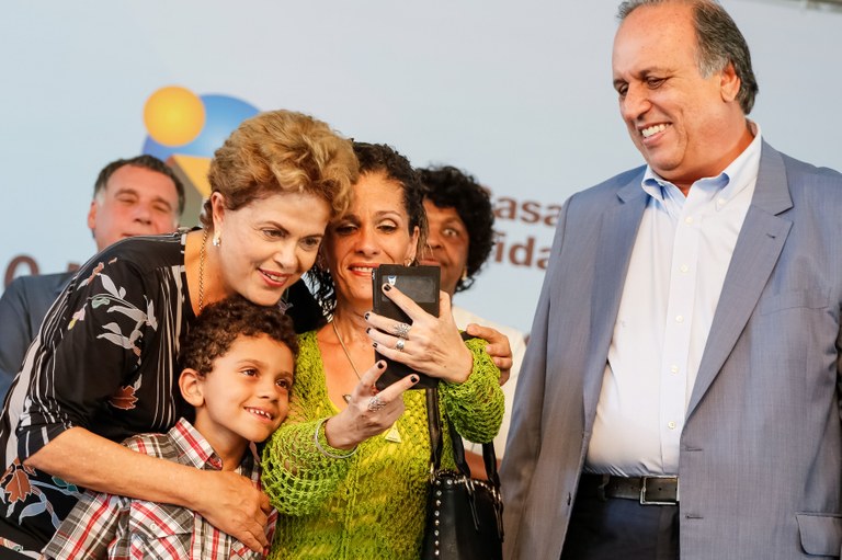 Presidenta Dilma Rousseff durante entrega das chaves de unidade habitacional à senhora Michele Felipe Cabral e família, contemplada do Programa Minha Casa Minha Vida, dos residenciais Carlos Marighella e Carlos Alberto Soares de Freitas. Itaipuaçu-RJ, 31/07/2015