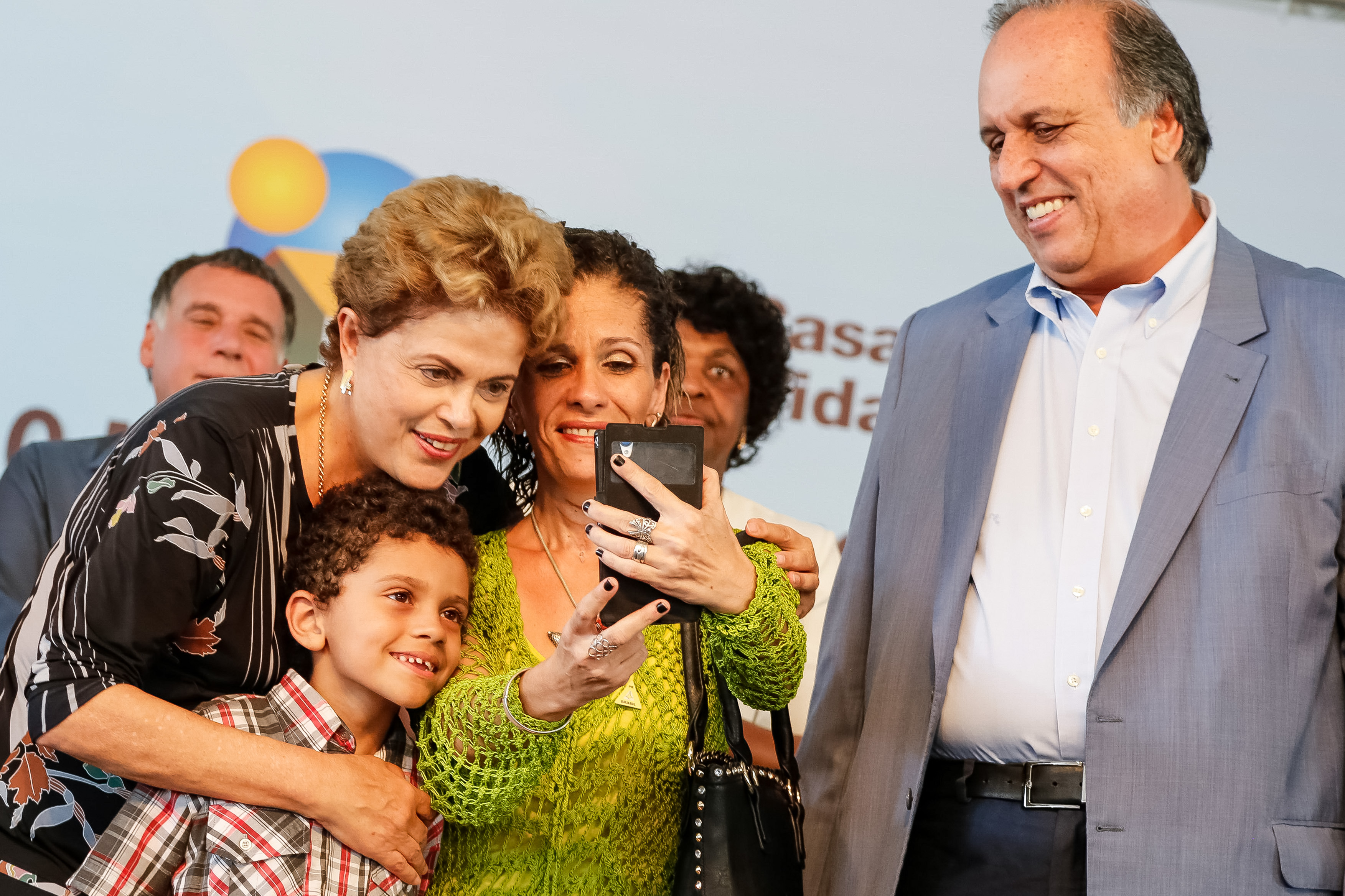 Presidenta Dilma Rousseff durante entrega das chaves de unidade habitacional à senhora Michele Felipe Cabral e família, contemplada do Programa Minha Casa Minha Vida, dos residenciais Carlos Marighella e Carlos Alberto Soares de Freitas. Itaipuaçu-RJ, 31/07/2015