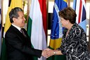 Presidenta Dilma Rousseff cumprimenta o Sr. Jorge Bayona Medina, embaixador do Peru, durante cerimônia de entrega de cartas credenciais no palácio Itamaraty. Brasília-DF, 23/02/2012