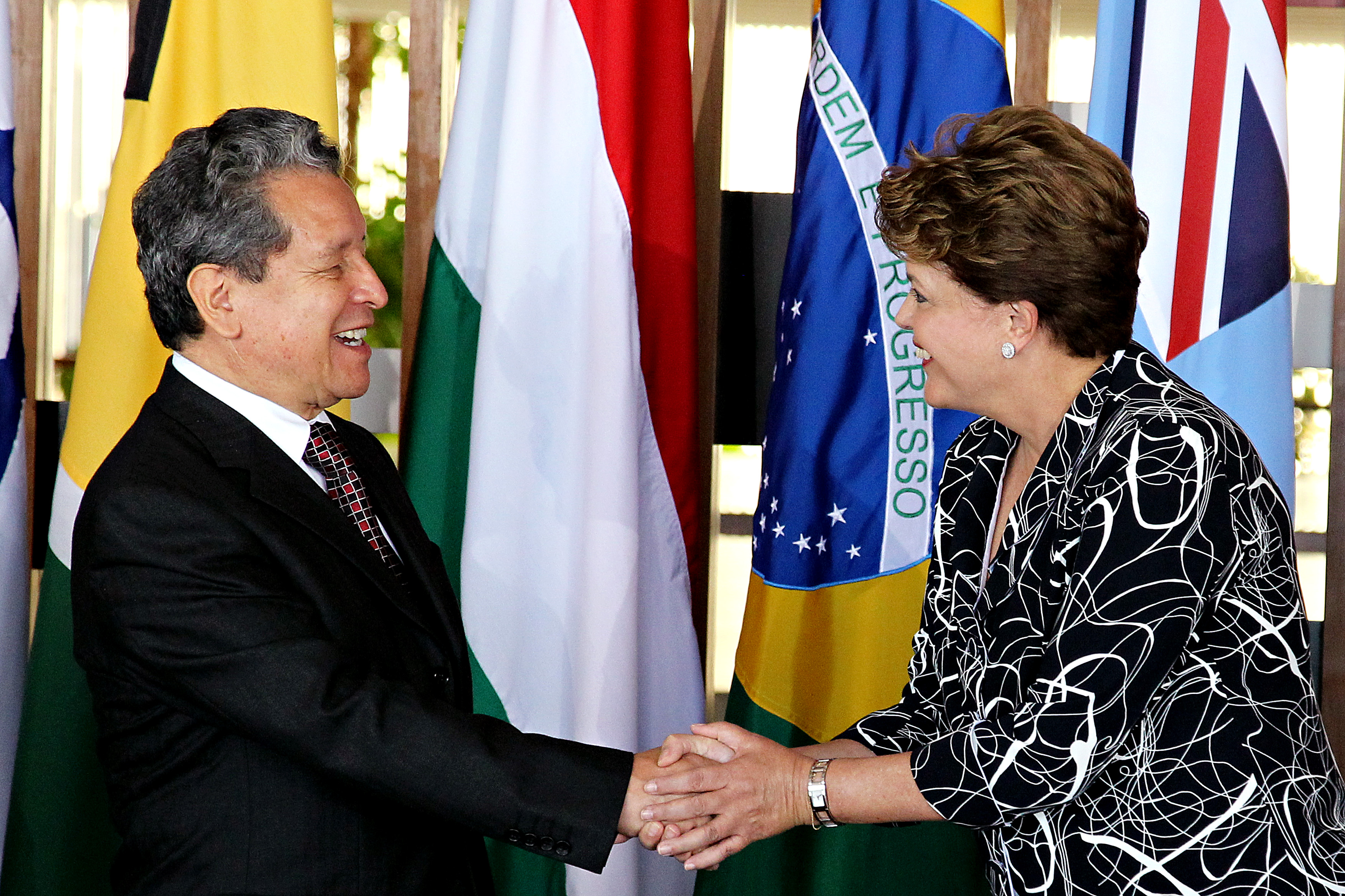 Presidenta Dilma Rousseff cumprimenta o Sr. Jorge Bayona Medina, embaixador do Peru, durante cerimônia de entrega de cartas credenciais no palácio Itamaraty. Brasília-DF, 23/02/2012