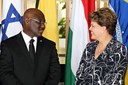 Presidenta Dilma Rousseff cumprimenta o Sr. Jerôme Angouo, embaixador do Gabão, durante cerimônia de entrega de cartas credenciais no palácio Itamaraty. Brasília-DF, 23/02/2012