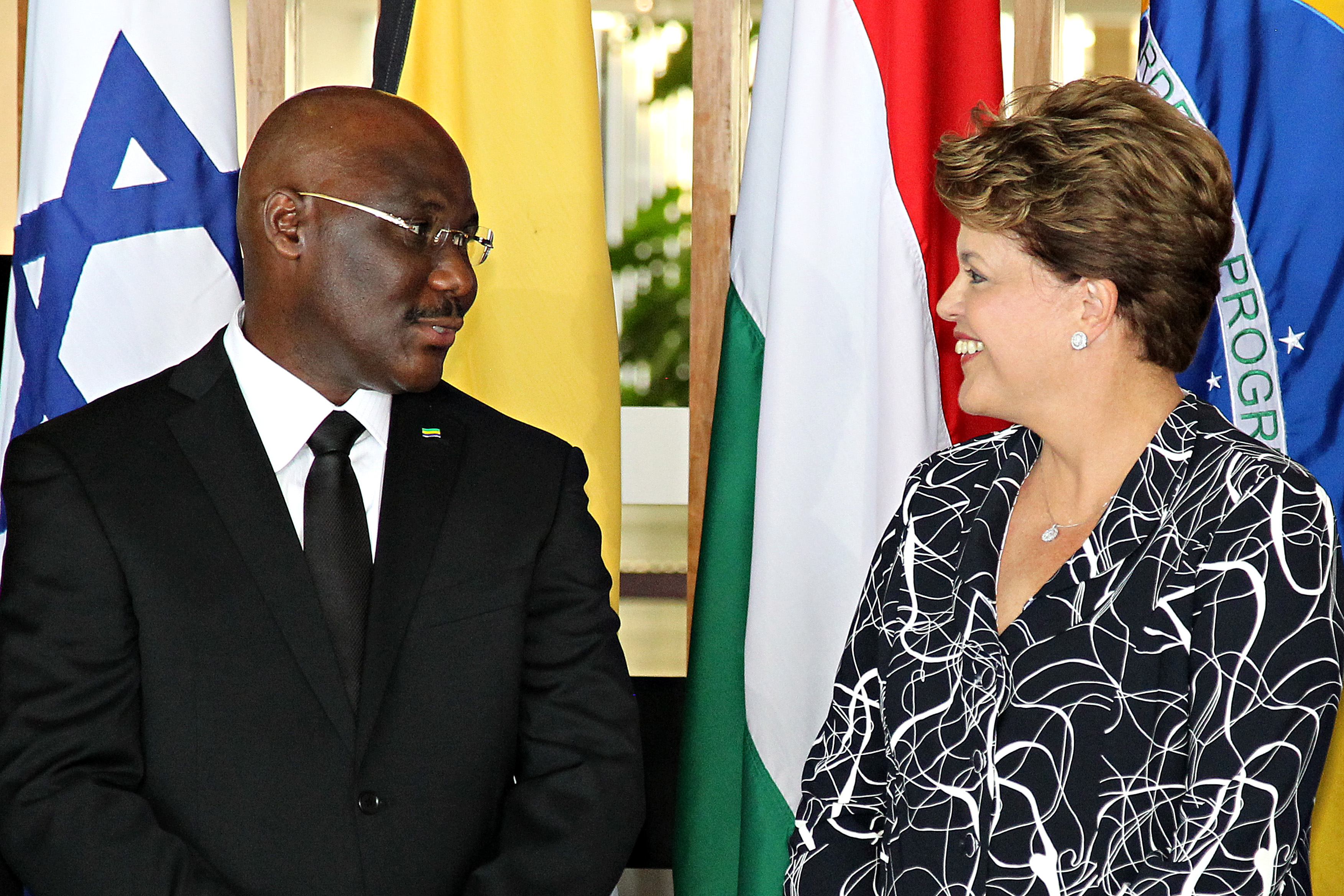Presidenta Dilma Rousseff cumprimenta o Sr. Jerôme Angouo, embaixador do Gabão, durante cerimônia de entrega de cartas credenciais no palácio Itamaraty. Brasília-DF, 23/02/2012