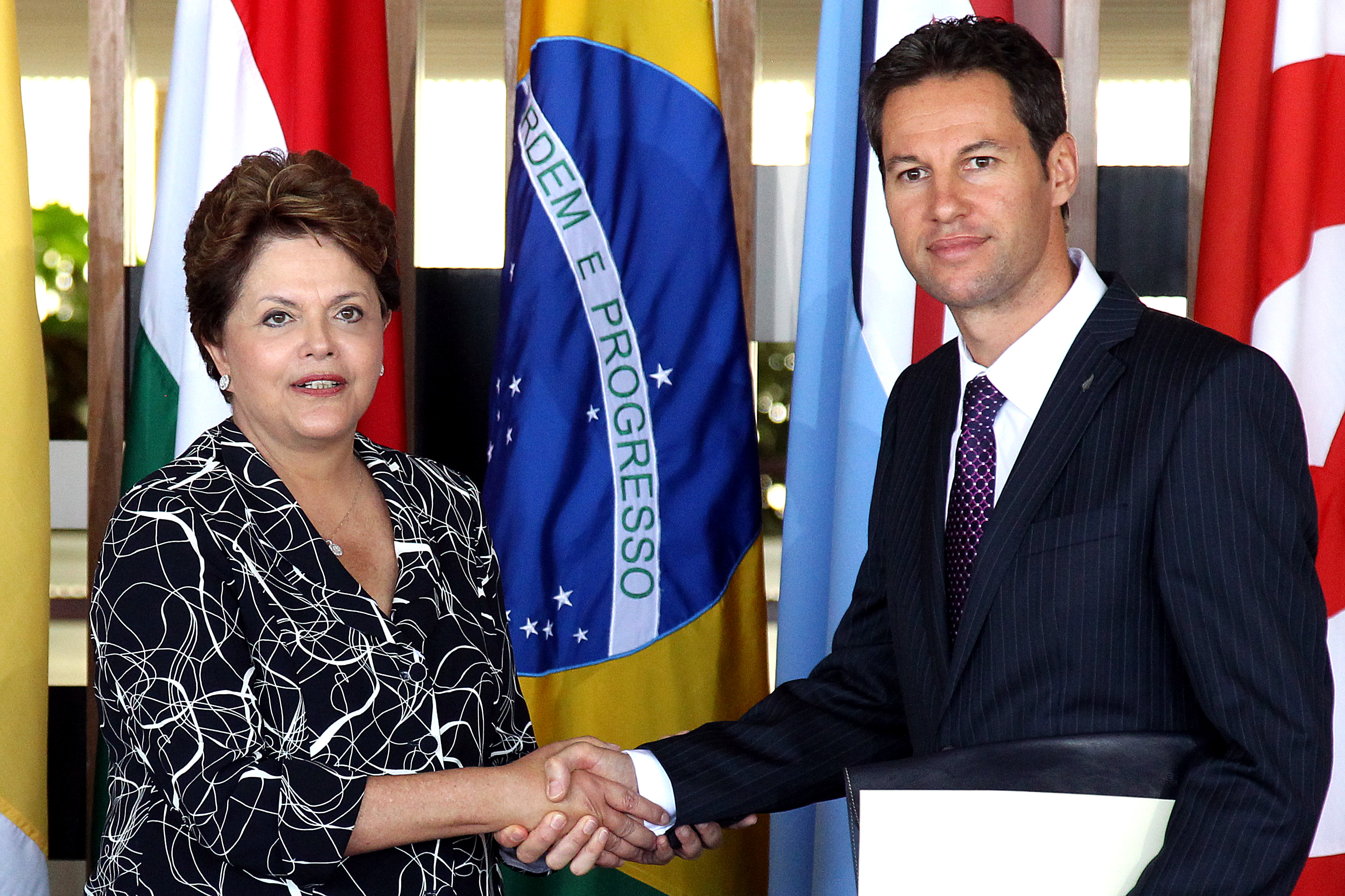 Presidenta Dilma Rousseff cumprimenta o Sr. Jeff McAlister, embaixador da Nova Zelândia, durante cerimônia de entrega de cartas credenciais no palácio Itamaraty. Brasília-DF, 23/02/2012