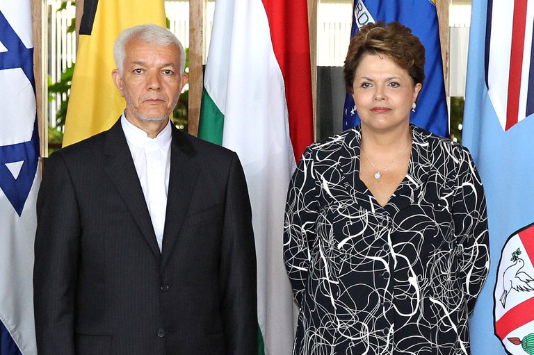 Presidenta Dilma Rousseff cumprimenta o Sr. Mohamed Ghanczadeh, embaixador do Irã, durante cerimônia de entrega de cartas credenciais no palácio Itamaraty. Brasília-DF, 23/02/2012