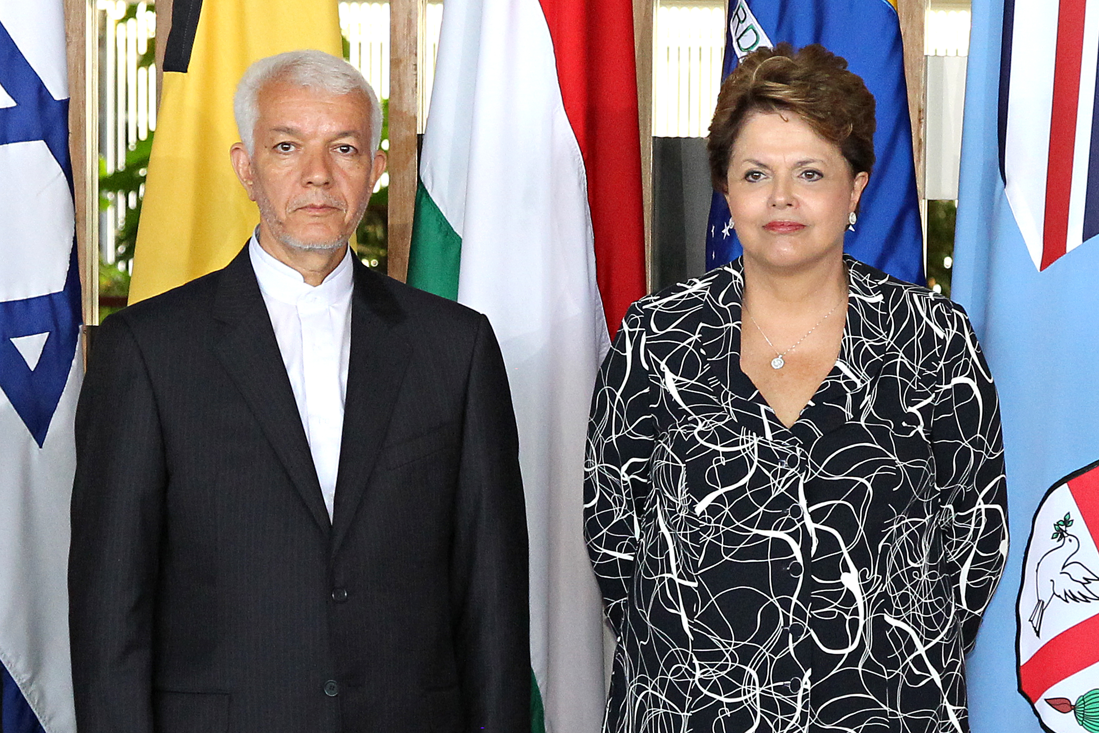 Presidenta Dilma Rousseff cumprimenta o Sr. Mohamed Ghanczadeh, embaixador do Irã, durante cerimônia de entrega de cartas credenciais no palácio Itamaraty. Brasília-DF, 23/02/2012
