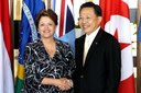 Presidenta Dilma Rousseff cumprimenta o Sr. Tharit Charungvat, embaixador da Tailândia, durante cerimônia de entrega de cartas credenciais no palácio Itamaraty. Brasília-DF, 23/02/2012