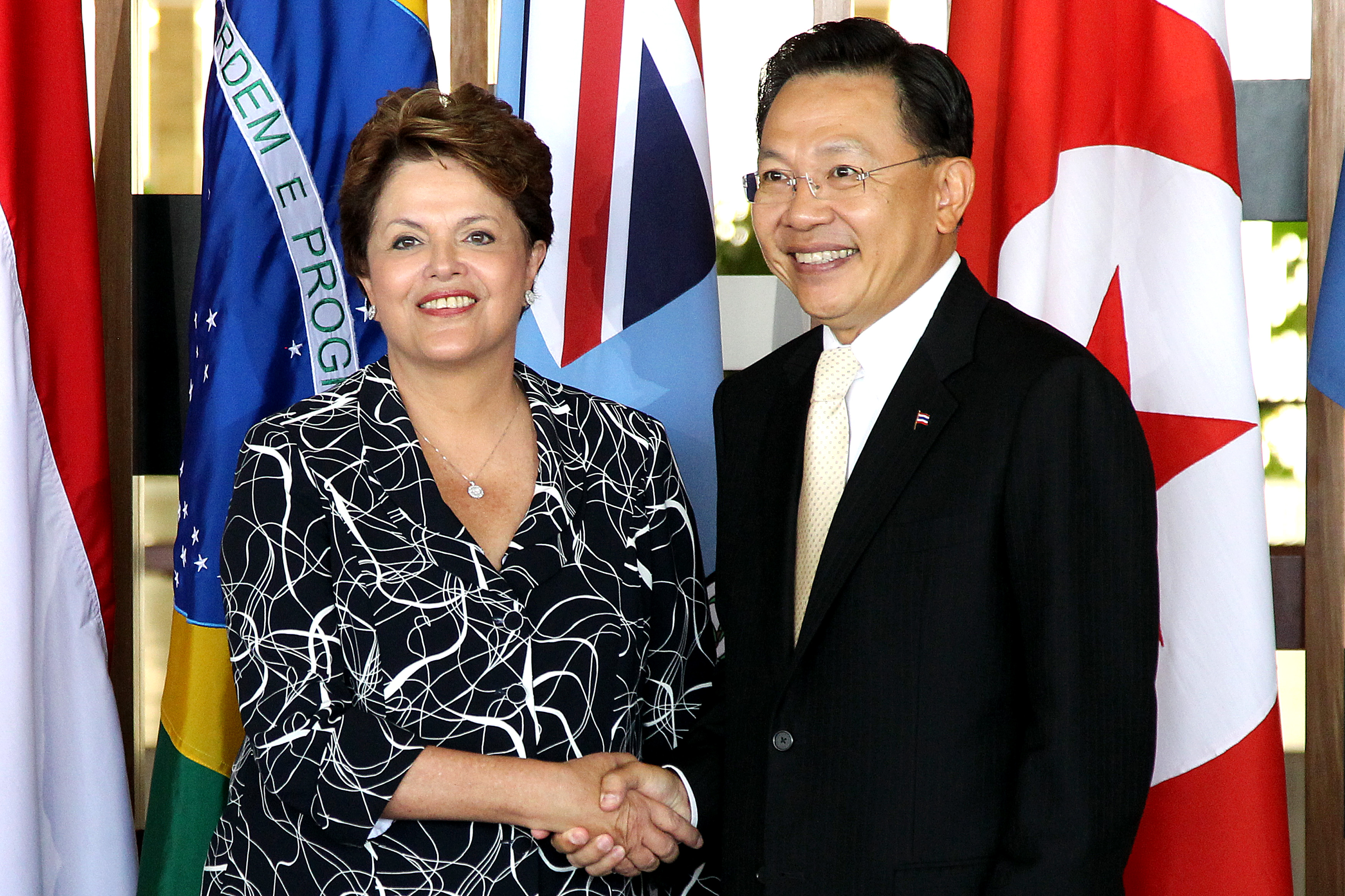 Presidenta Dilma Rousseff cumprimenta o Sr. Tharit Charungvat, embaixador da Tailândia, durante cerimônia de entrega de cartas credenciais no palácio Itamaraty. Brasília-DF, 23/02/2012