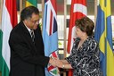 Presidenta Dilma Rousseff cumprimenta o Sr. Cama Tuiqilaqila Tuiloma, embaixador de Fiji, durante cerimônia de entrega de cartas credenciais no palácio Itamaraty. Brasília-DF, 23/02/2012