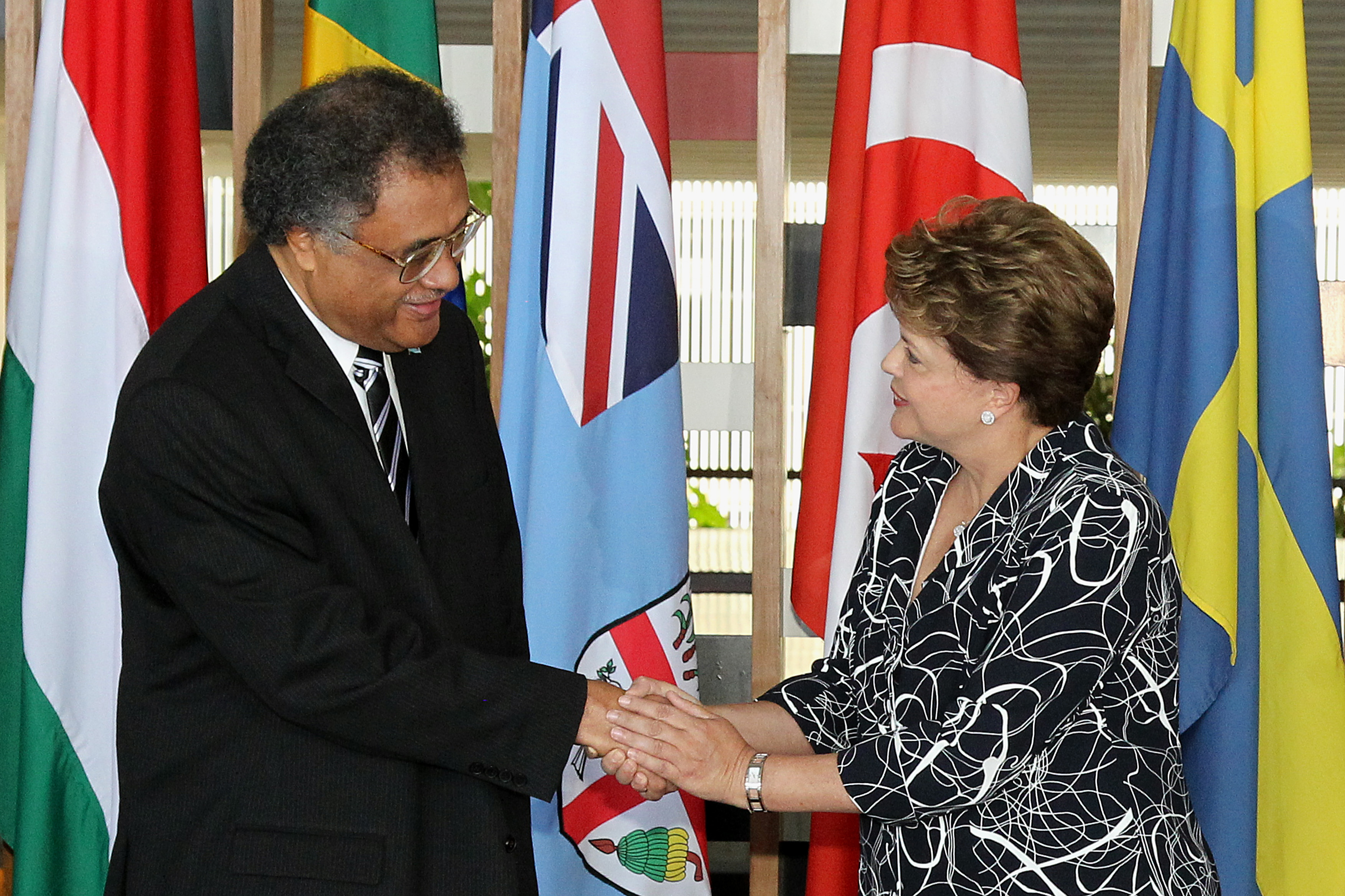 Presidenta Dilma Rousseff cumprimenta o Sr. Cama Tuiqilaqila Tuiloma, embaixador de Fiji, durante cerimônia de entrega de cartas credenciais no palácio Itamaraty. Brasília-DF, 23/02/2012