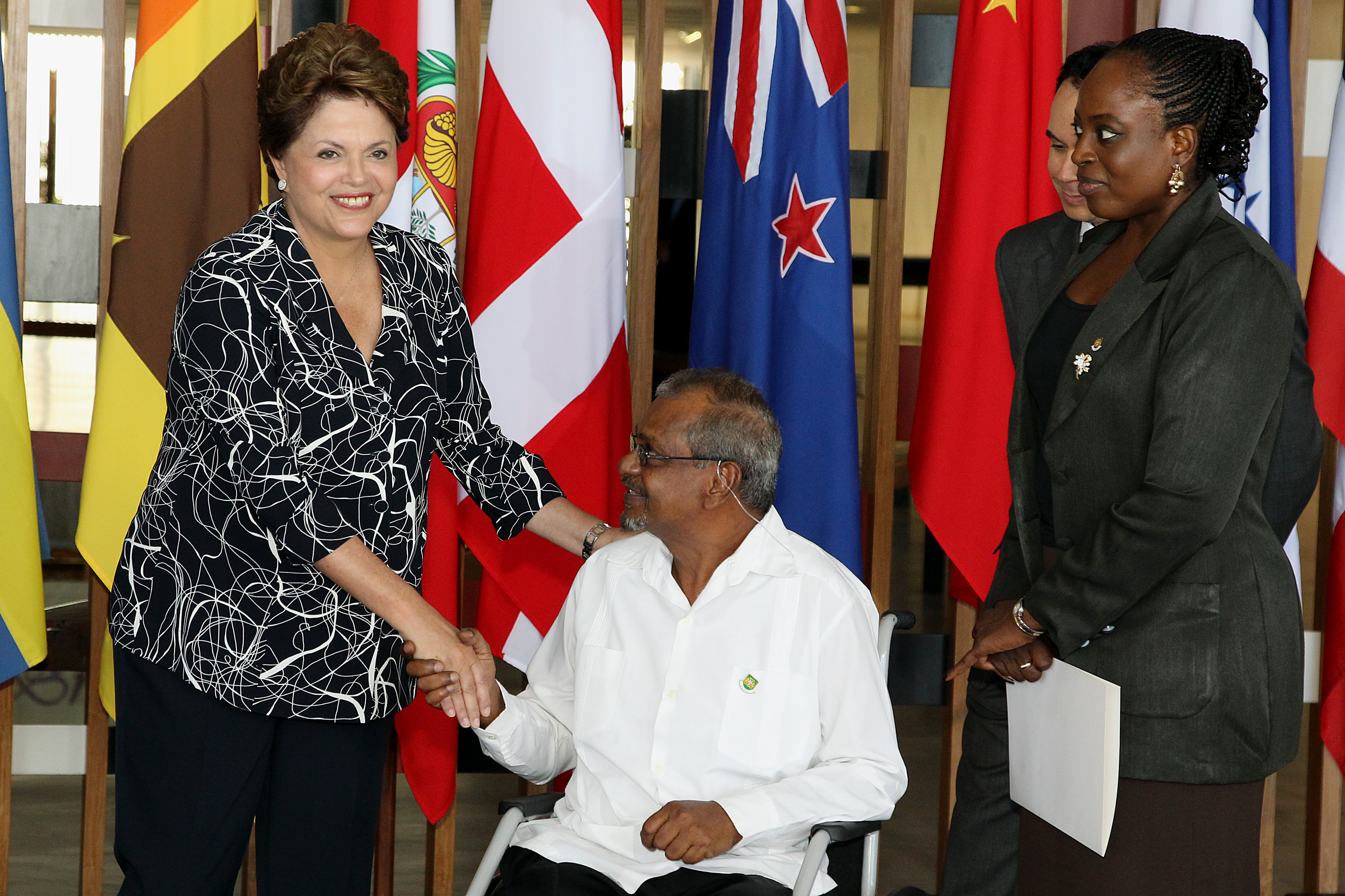 Presidenta Dilma Rousseff cumprimenta o Sr. Kellawan Lall, embaixador da Guiana, durante cerimônia de entrega de cartas credenciais no palácio Itamaraty. Brasília-DF, 23/02/2012