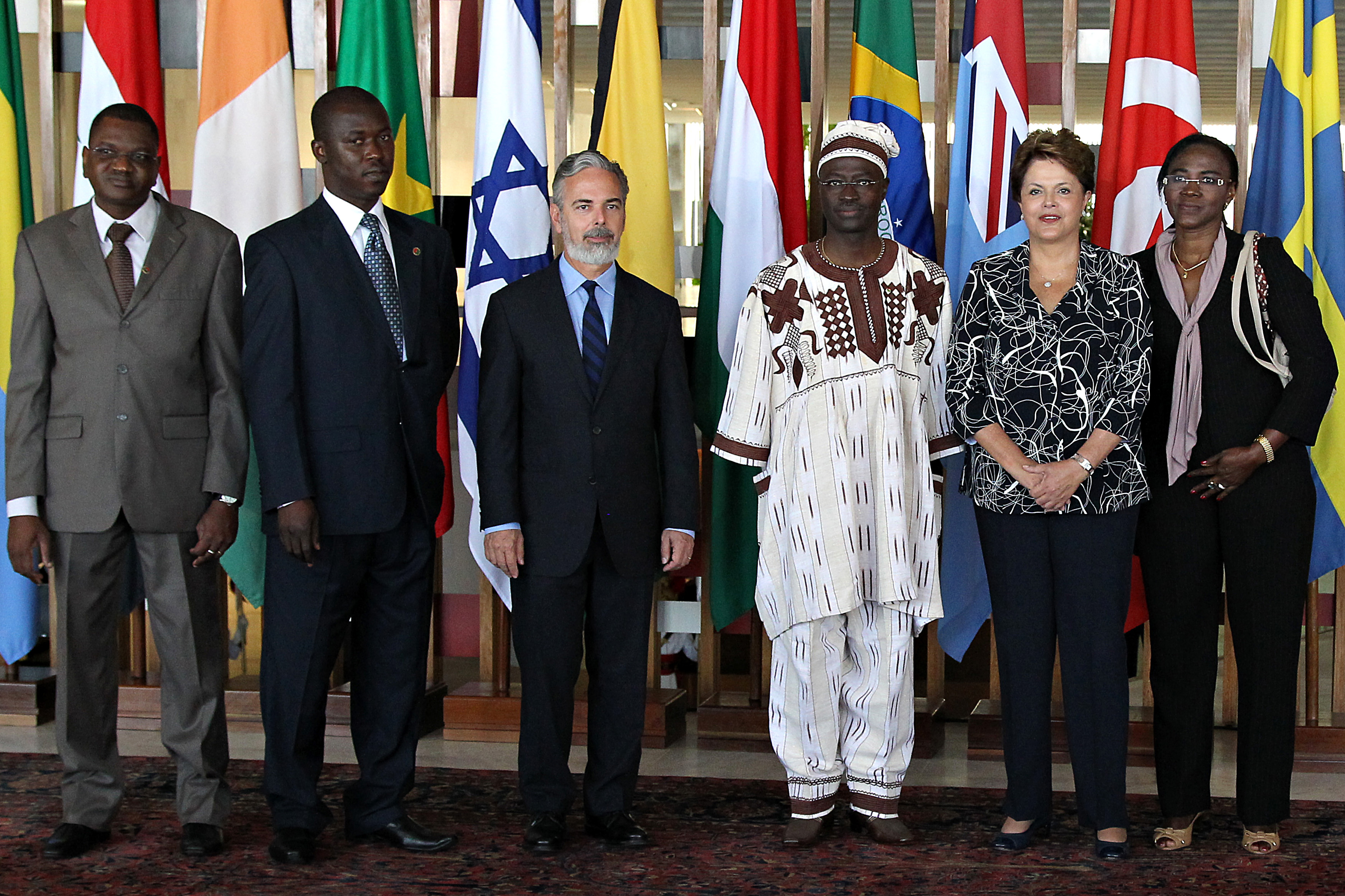 Presidenta Dilma Rousseff com o Sr. Alain Francis Gustave Ilboudo, embaixador de Burkina Faso, durante cerimônia de entrega de cartas credenciais no palácio Itamaraty. Brasília-DF, 23/02/2012