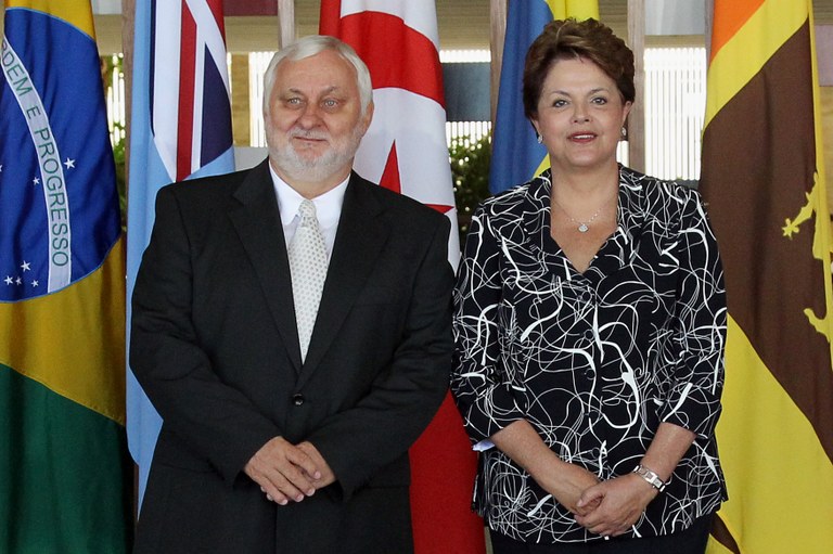 Presidenta Dilma Rousseff e o  Sr. Csaba Szijjártó, embaixador da Hungria, durante cerimônia de  entrega de cartas credenciais no palácio Itamaraty. Brasília-DF, 23/02/2012