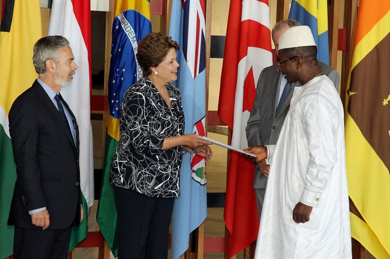 Presidenta Dilma Rousseff recebe credenciais do  Sr. Mohamed Youla, embaixador da República da Guiné, durante cerimônia no palácio Itamaraty. Brasília-DF, 23/02/2012