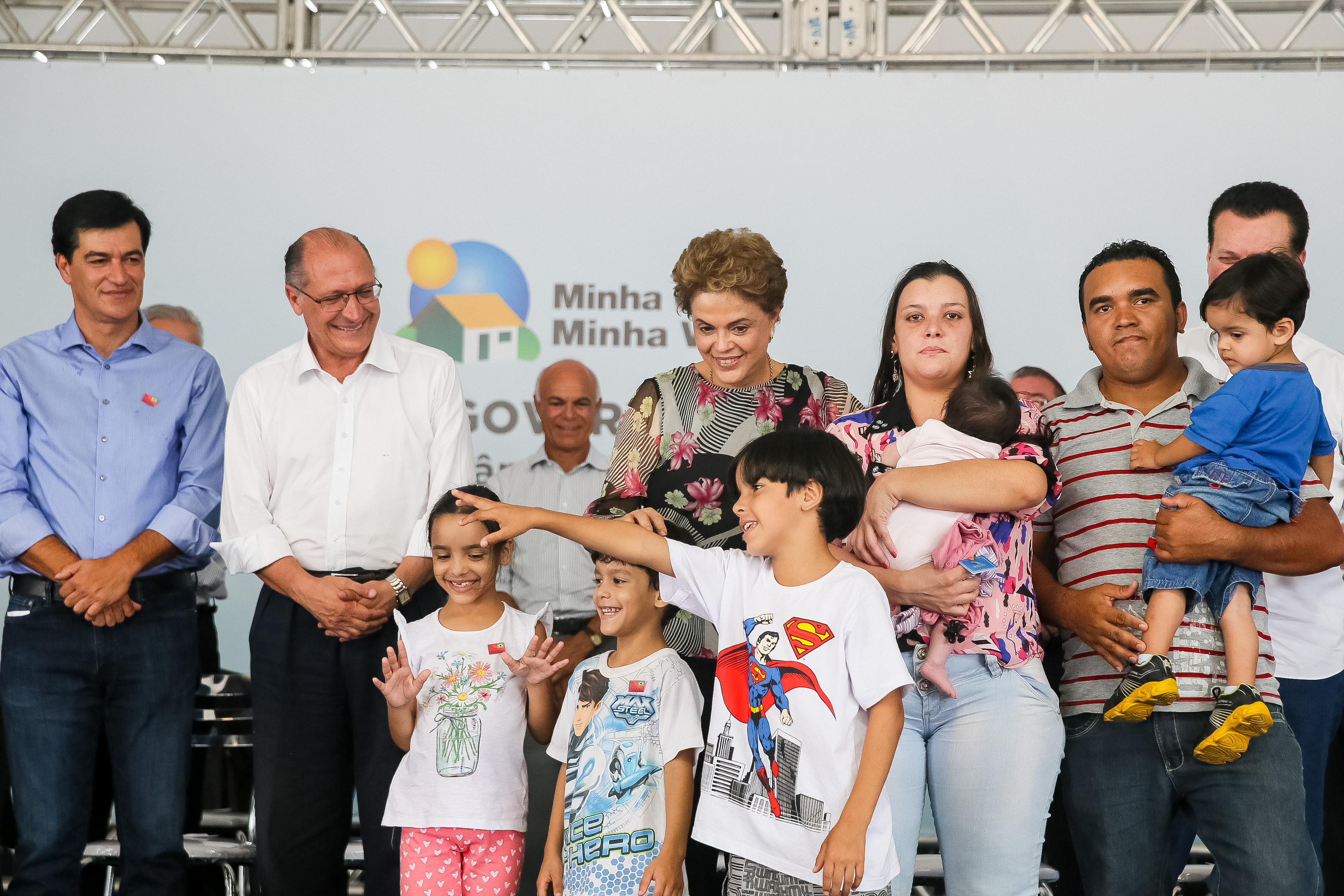  Presidenta Dilma Rousseff entrega chave à senhora Regiane Aparecida Junqueira, durante entrega de unidades habitacionais em Indaiatuba/SP e entregas simultâneas em Camaçari/BA, em Timon/MA, em Campo Mourão/PR, em Salvador/BA, em Itu, em Luís Eduardo Magalhães/BA, em Caucaia/CE e em Jundiaí/SP. Indaiatuba-SP, 03/02/2016