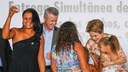 Presidenta Dilma Rousseff cumprimenta a senhora Elisete Cardoso Santos e família durante cerimônia de entrega de unidades habitacionais no Paranoá/DF e entregas simultâneas de unidades. Brasília-DF, 29/10/2015