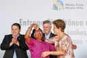  Presidenta Dilma Rousseff cumprimenta a senhora Maria da Conceição Gomes da Silva e família durante cerimônia de entrega de unidades habitacionais no Paranoá/DF e entregas simultâneas de unidades. Brasília-DF, 29/10/2015