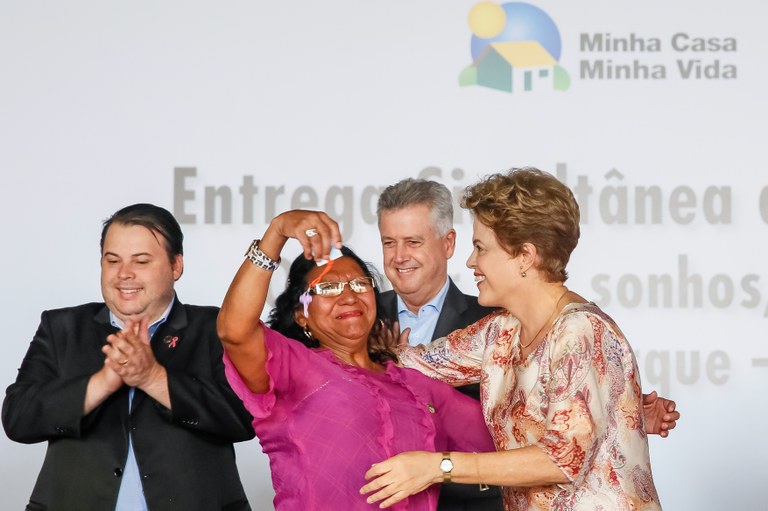  Presidenta Dilma Rousseff cumprimenta a senhora Maria da Conceição Gomes da Silva e família durante cerimônia de entrega de unidades habitacionais no Paranoá/DF e entregas simultâneas de unidades. Brasília-DF, 29/10/2015