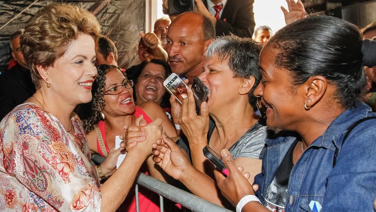 Presidenta Dilma Rousseff cumprimenta populares durante cerimônia de entrega de unidades habitacionais no Paranoá/DF e entregas simultâneas de unidades em Nova Odessa/SP, em Hortolândia/SP, em Bragança Paulista/SP, em Sorocaba/SP e em Canoas/RS. Brasília-DF, 29/10/2015