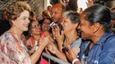 Presidenta Dilma Rousseff cumprimenta populares durante cerimônia de entrega de unidades habitacionais no Paranoá/DF e entregas simultâneas de unidades em Nova Odessa/SP, em Hortolândia/SP, em Bragança Paulista/SP, em Sorocaba/SP e em Canoas/RS. Brasília-DF, 29/10/2015