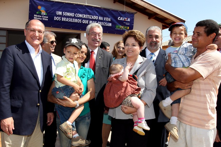 Presidenta Dilma Rousseff entrega 1.993 novas residências do programa Minha Casa, Minha Vida.
