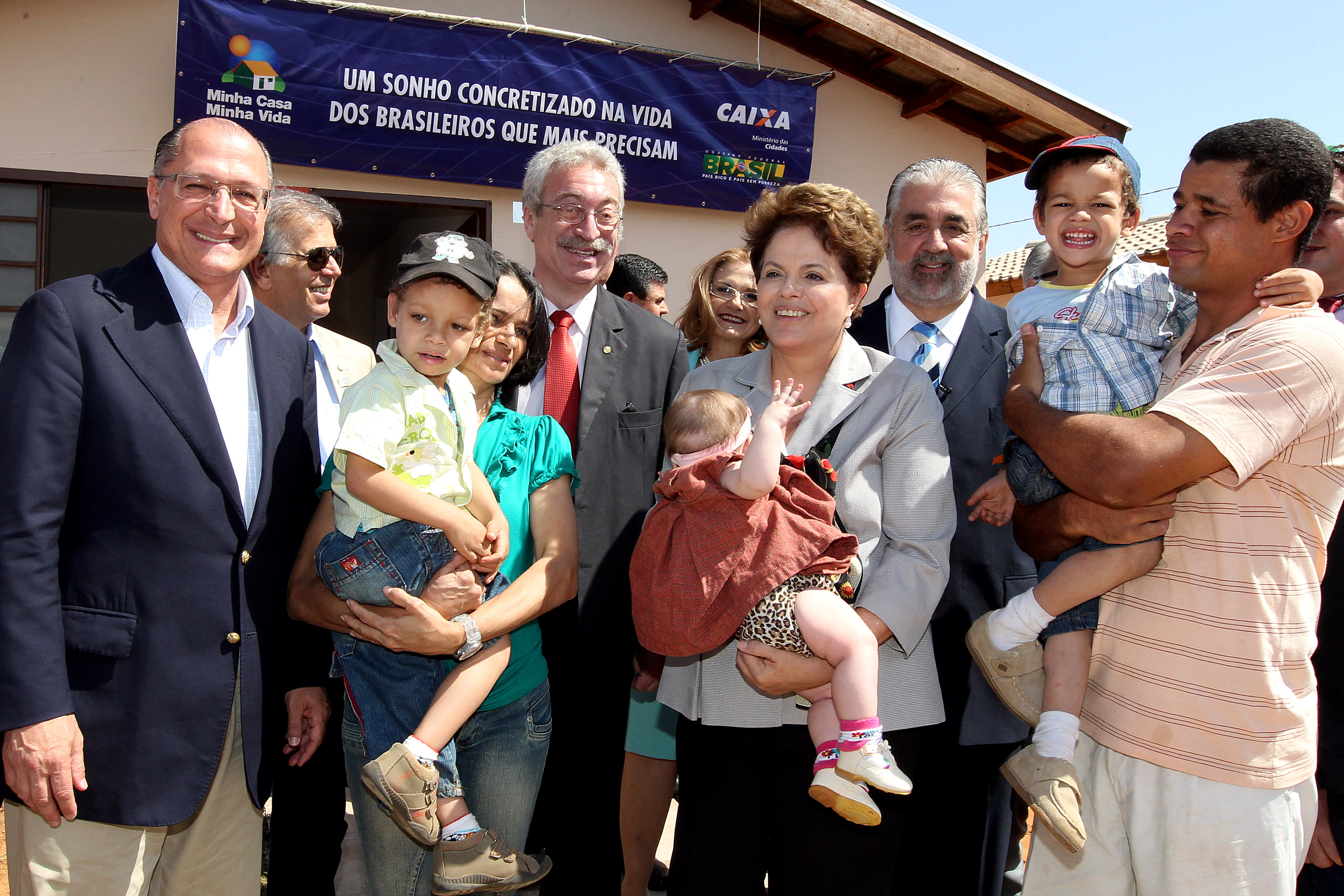 Presidenta Dilma Rousseff entrega 1.993 novas residências do programa Minha Casa, Minha Vida.