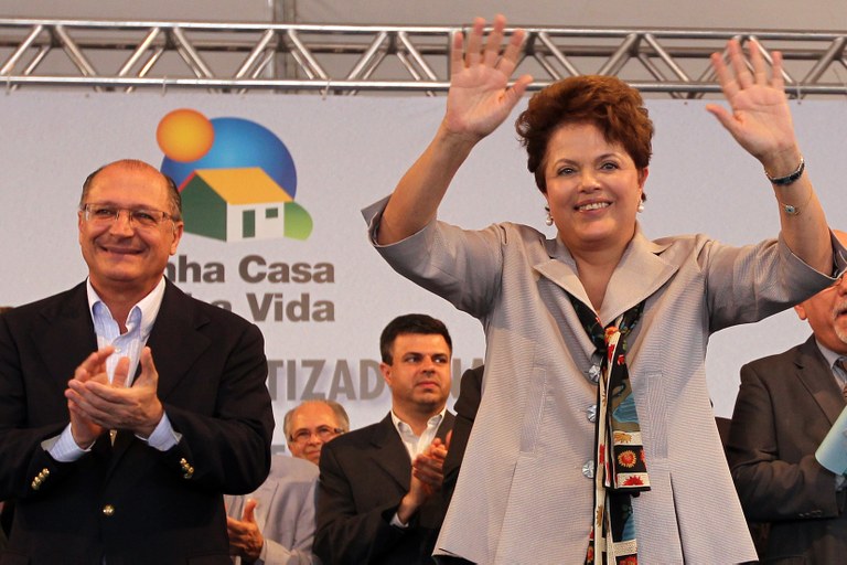  Presidenta Dilma Rousseff e o governador Geraldo Alckmin durante cerimônia de entrega de unidades habitacionais do programa Minha Casa, Minha Vida.