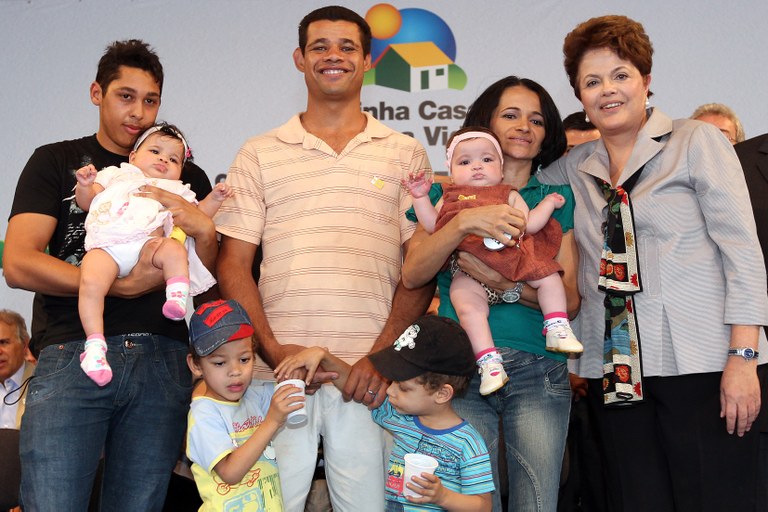 Presidenta Dilma Rousseff posa para foto com o senhor Anderson Aparecido de Souza e família, beneficiados pelo programa Minha Casa, Minha Vida, na entrega de novas moradias.