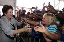 Presidenta Dilma Rousseff cumprimenta o público presente à cerimônia de entrega de unidades habitacionais do programa Minha Casa, Minha Vida.