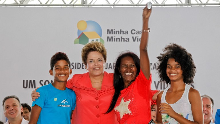 Presidenta Dilma Rousseff durante cerimônia de entrega de 576 unidades habitacionais do  Residencial Jardim Veneza e de 22 máquinas retroescavadeiras a municípios do estado da Paraíba. João Pessoa-PB, 04/03/2013