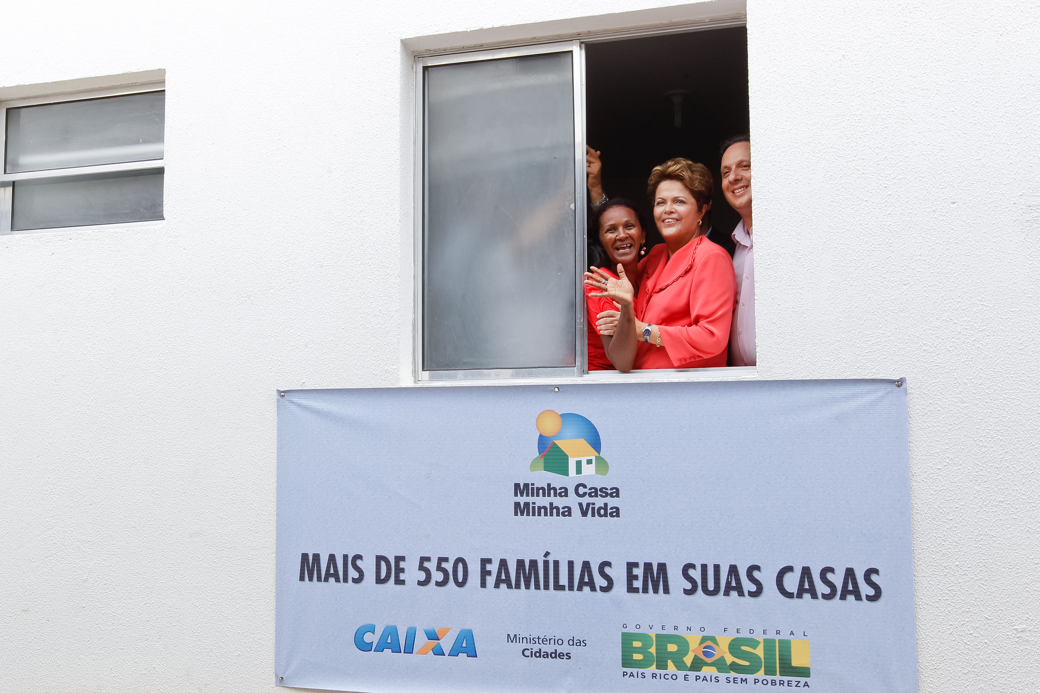 Presidenta Dilma Rousseff visita unidade habitacional entregue à senhora Girlene Monteiro Coelho. João Pessoa-PB, 04/03/2013