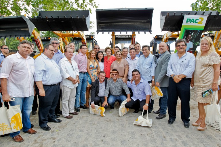 Presidenta Dilma Rousseff entregra 22 máquinas retroescavadeiras a municípios do estado da Paraíba. João Pessoa-PB, 04/03/2013
