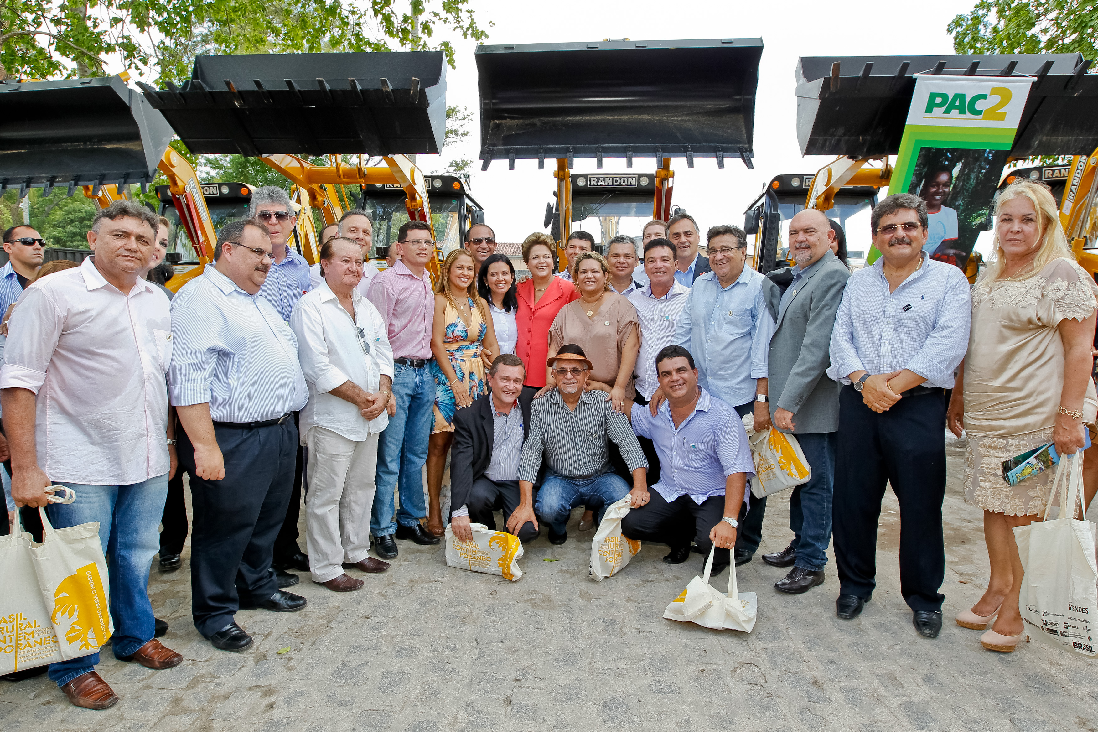 Presidenta Dilma Rousseff entregra 22 máquinas retroescavadeiras a municípios do estado da Paraíba. João Pessoa-PB, 04/03/2013