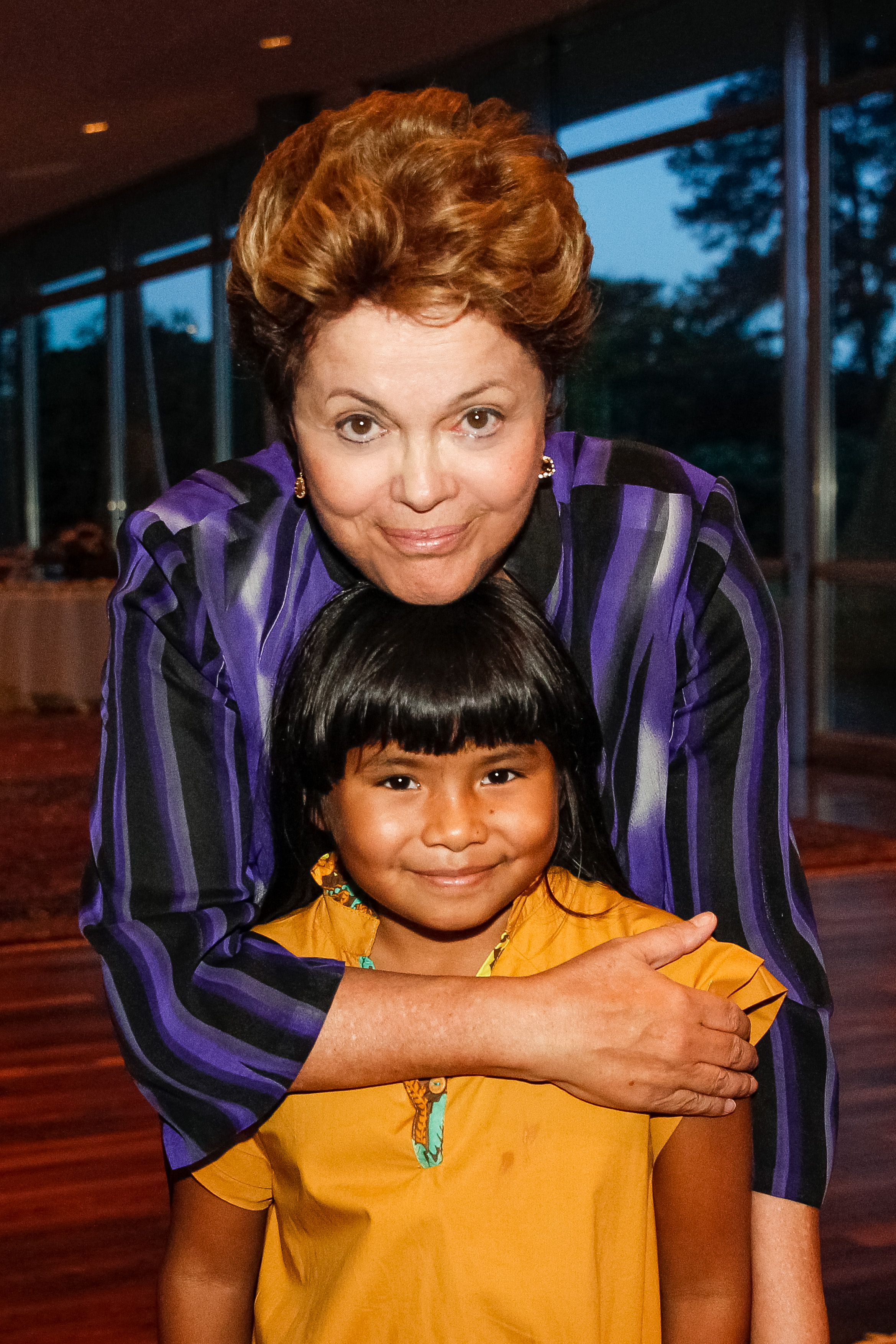 Presidenta Dilma Rousseff posam para foto com a atriz Wiranu Tembé (Tainá) antes da exibição do filme "Tainá 3 - A Origem". Brasília - DF, 06/02/2013