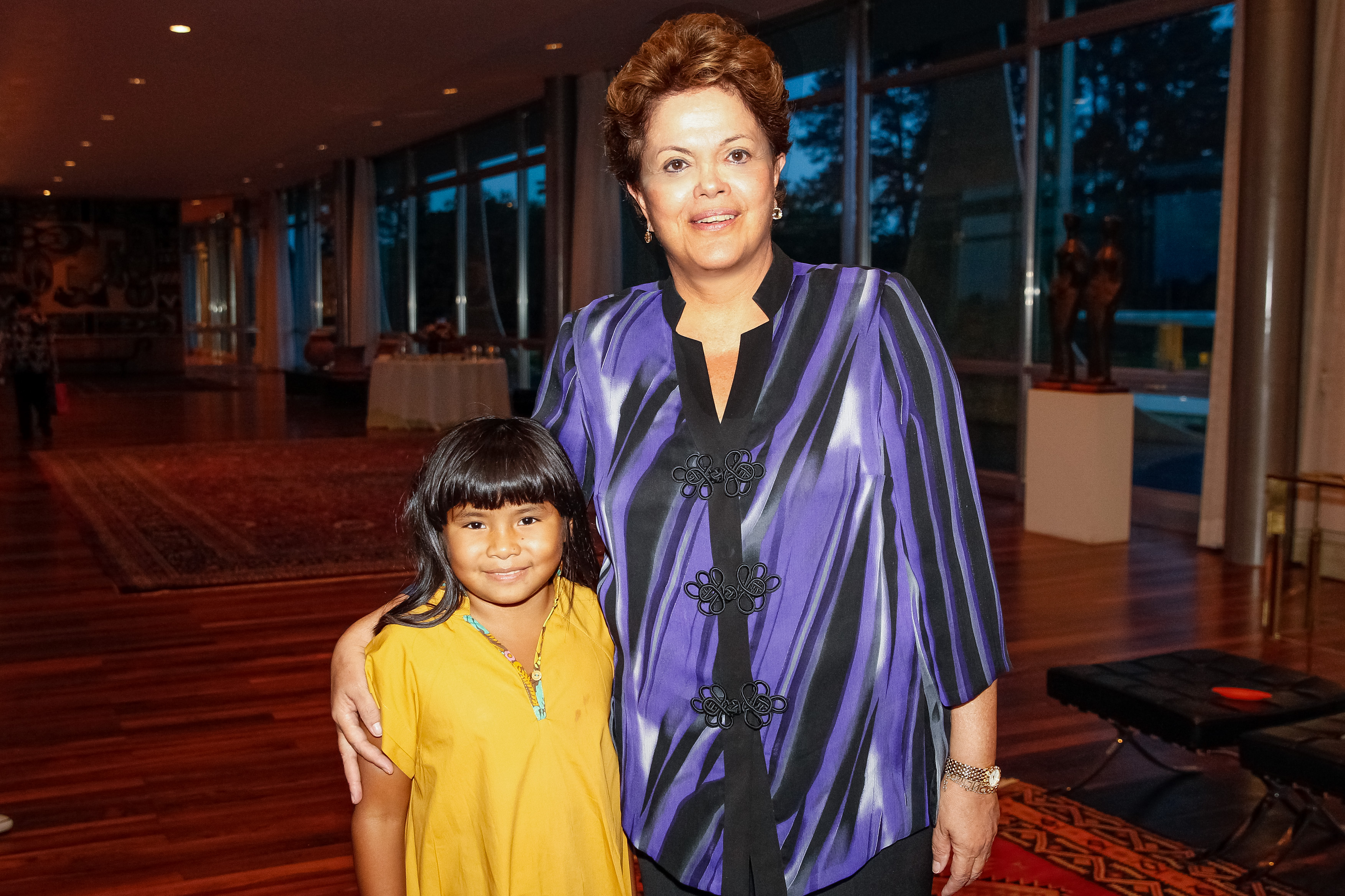 Presidenta Dilma Rousseff posam para foto com a atriz Wiranu Tembé (Tainá) antes da exibição do filme "Tainá 3 - A Origem". Brasília - DF, 06/02/2013