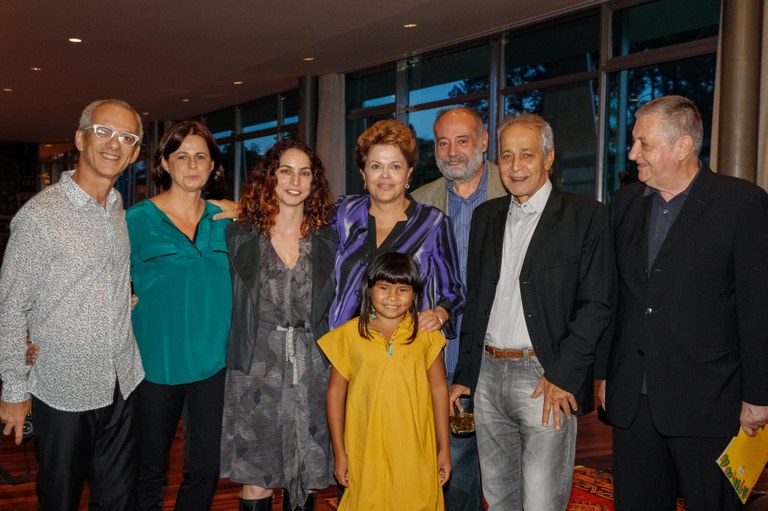 Presidenta Dilma Rousseff e a atriz Wiranu Tembé (Tainá) posam para foto ao lado de Sr. Claúdio Barros, Virgínia Linberger,  Rosane Svartman,  Marco Aurélio,  Gracindo Júnior e Pedro Rovai durante exibição do filme " Tainá 3 - A Origem " no Palácio  da Alvorada. Brasília - DF, 06/02/2013