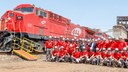 Presidenta Dilma Rousseff  posa para foto com trabalhadores durante a cerimônia de inauguração do Projeto Expansão Malha Norte – conclusão da Ferronorte e início da operação do Complexo Intermodal de Rondonópolis. Rondonópolis - MT, 19/09/2013