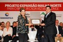 Presidenta Dilma Rousseff  recebe do Vereador Ibrahim Zaher, Presidente da Câmara Municipal de Rondonópolis, o Título de Cidadã Rondopolitana, na cerimônia de inauguração do Projeto Expansão Malha Norte . Rondonópolis - MT, 19/09/2013