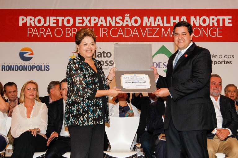 Presidenta Dilma Rousseff  recebe do Vereador Ibrahim Zaher, Presidente da Câmara Municipal de Rondonópolis, o Título de Cidadã Rondopolitana, na cerimônia de inauguração do Projeto Expansão Malha Norte . Rondonópolis - MT, 19/09/2013